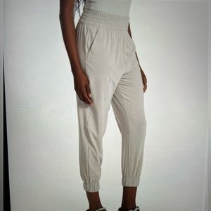 Vuori villa joggers in Beach Sand size small